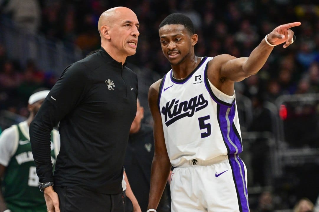 De'Aaron Fox habla con Doug Christie en la banda.