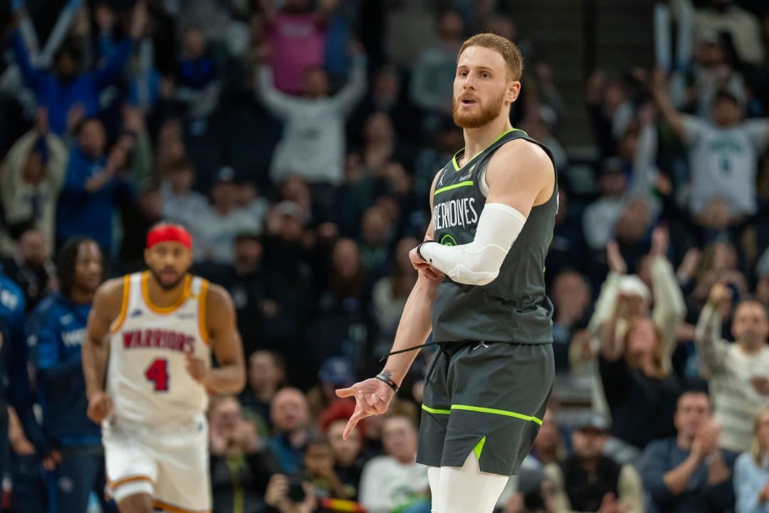 Donte DiVincenzo celebra un triple
