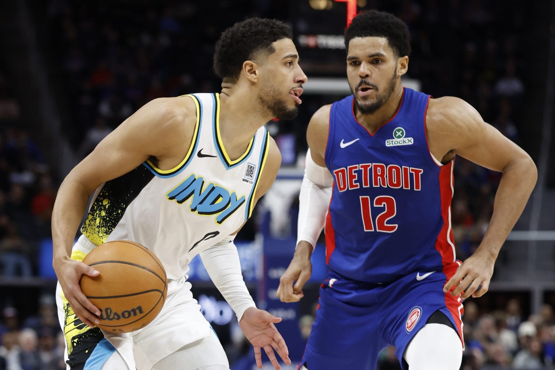 Tyrese Haliburton con el balón