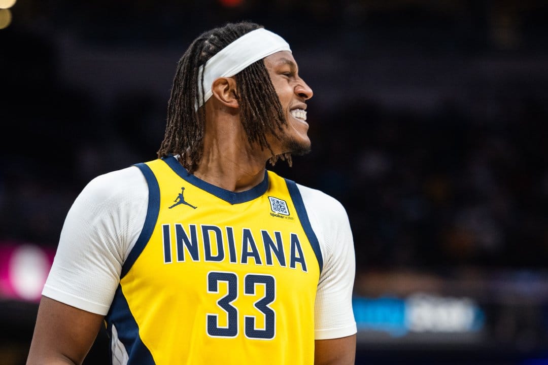 Myles Turner se lamenta durante un partido.