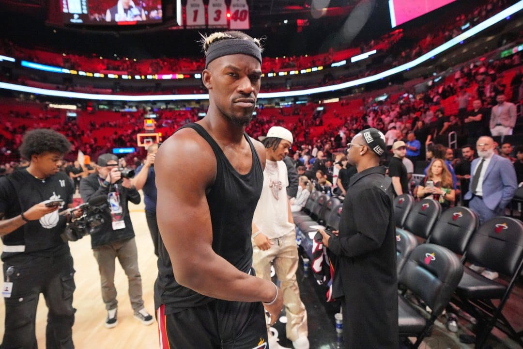 Jimmy Butler con cara de pocos amigos.