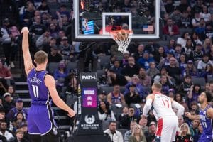 Domantas Sabonis lanza un triple