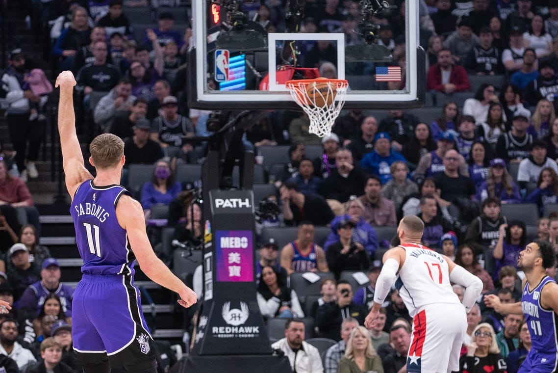 Domantas Sabonis lanza un triple