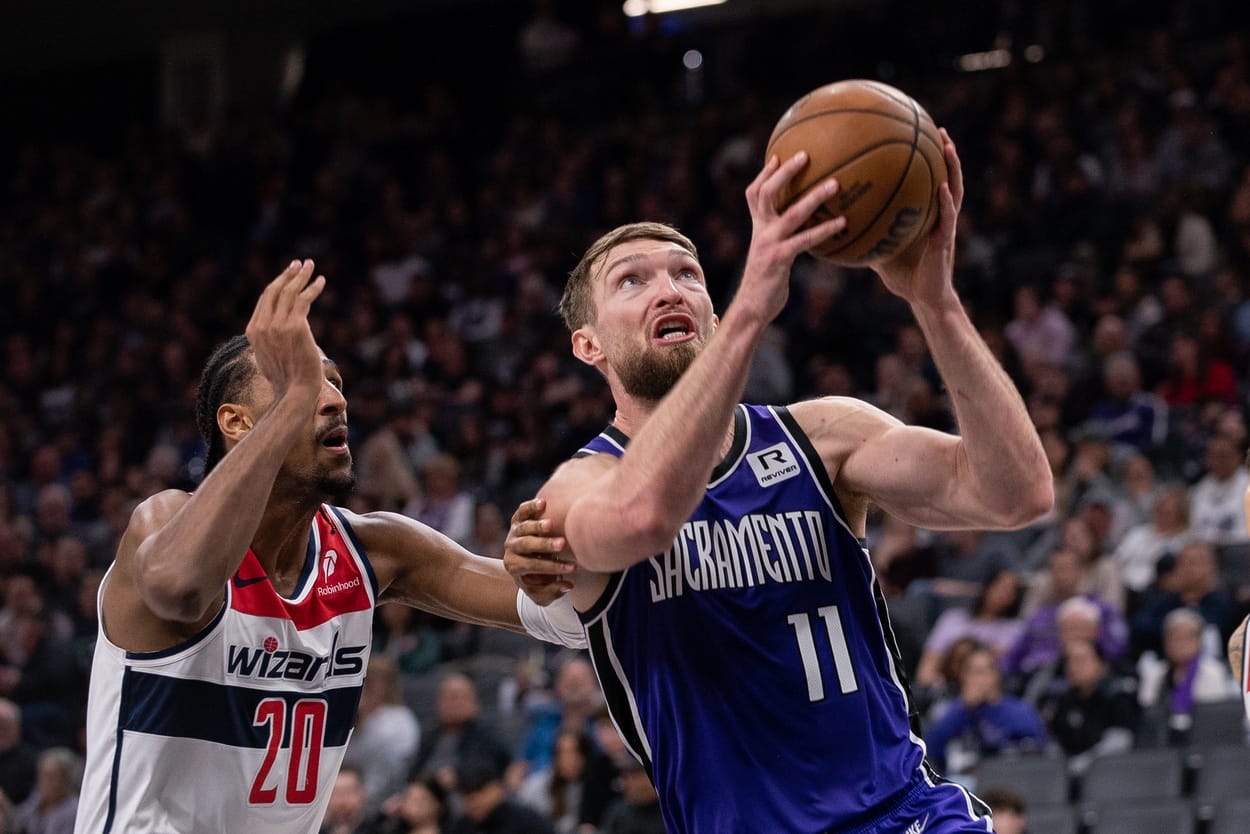 Domantas Sabonis intenta una bandeja