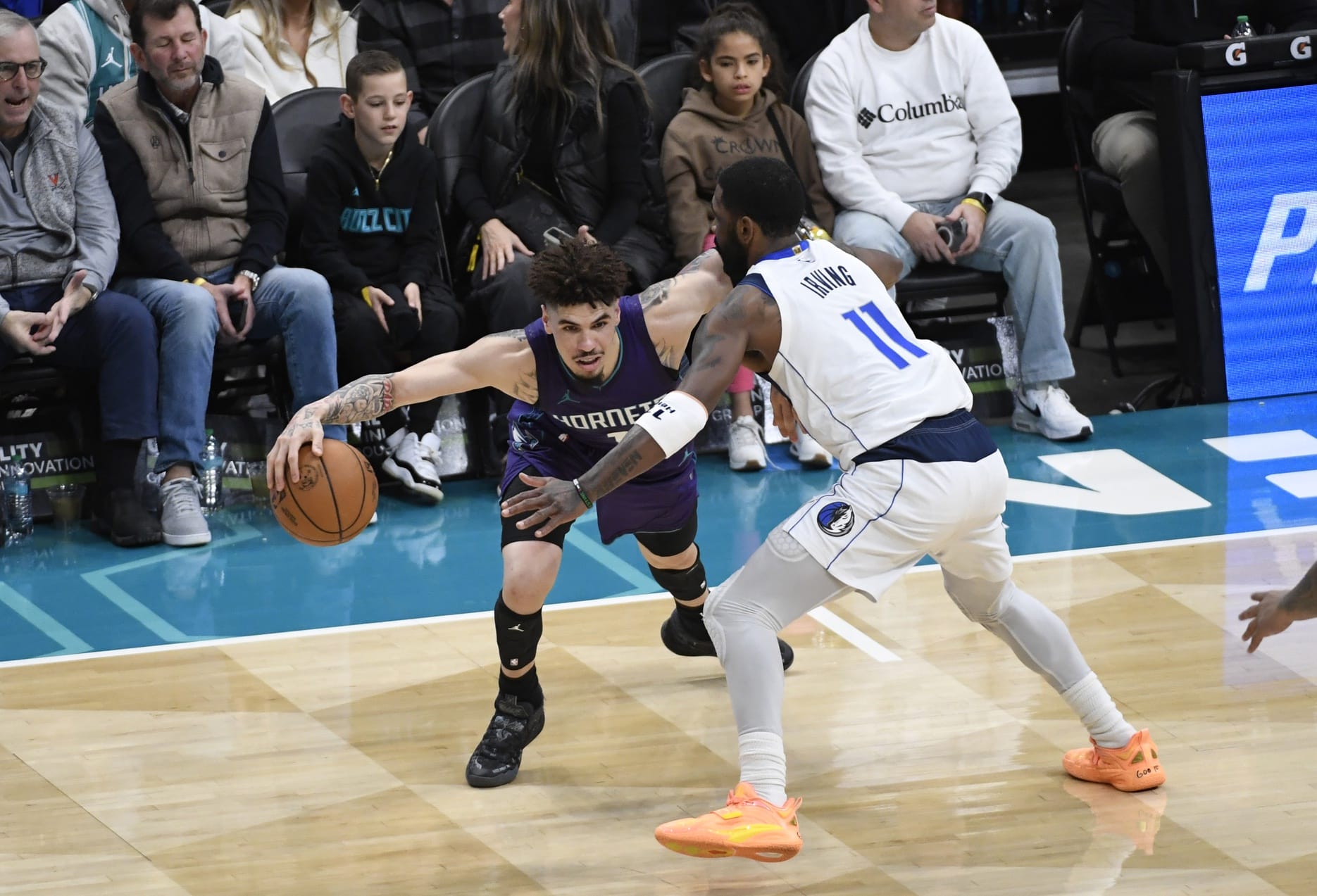 LaMelo Ball es defendido por Kyrie Irving