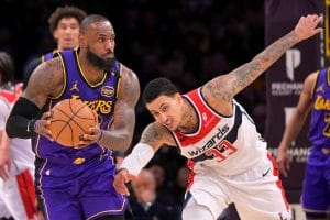 Kyle Kuzma trata de robar el balón de las manos de LeBron james