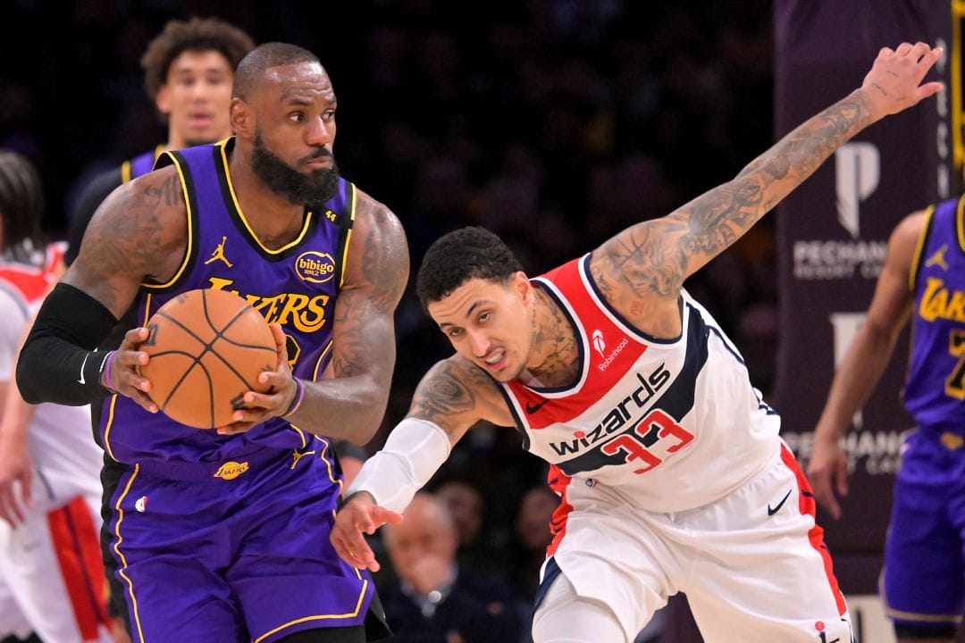 Kyle Kuzma trata de robar el balón de las manos de LeBron james