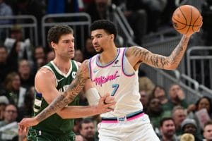 Kel'el Ware ante la defensa de Brook Lopez