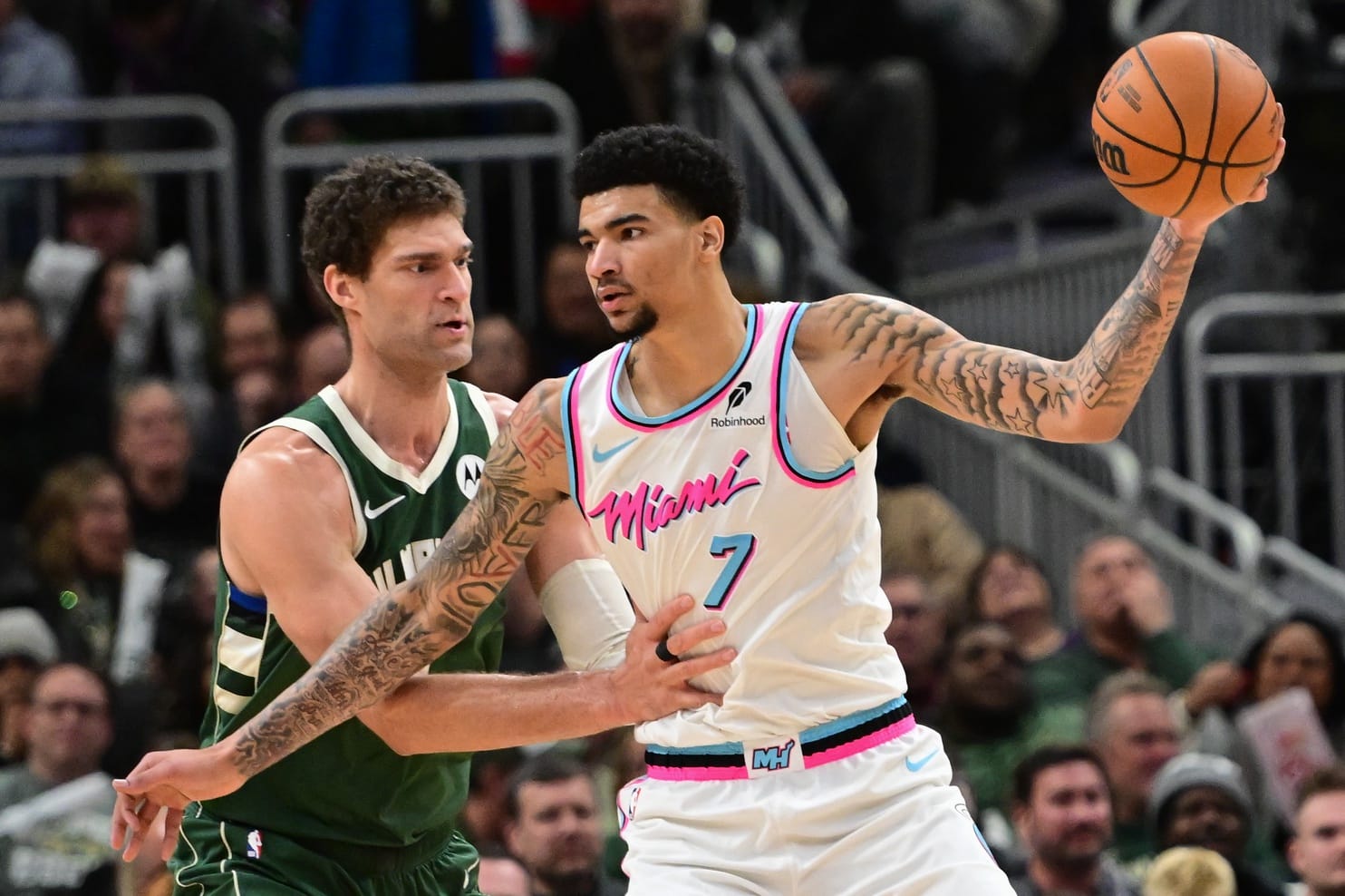 Kel'el Ware ante la defensa de Brook Lopez