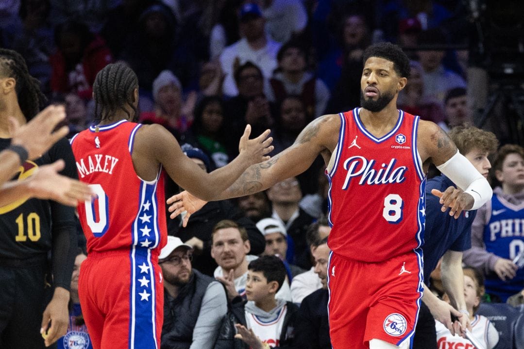 Tyrese Maxey y Paul George celebran la victoria ante Cleveland.