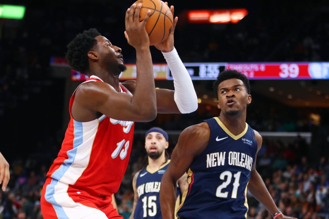 Jaren Jackson Jr. trata de anotar ante Yves MIssi