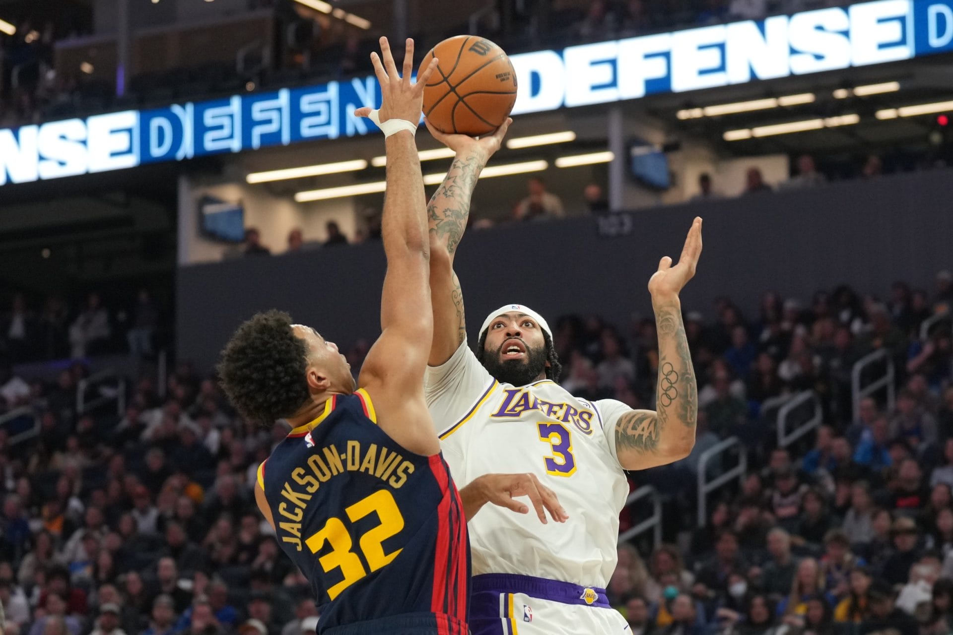 Anthony Davis lanza a canasta