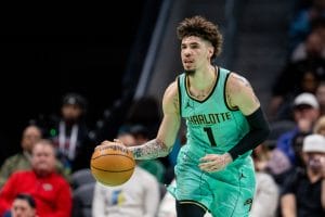LaMelo Ball sube el balón.