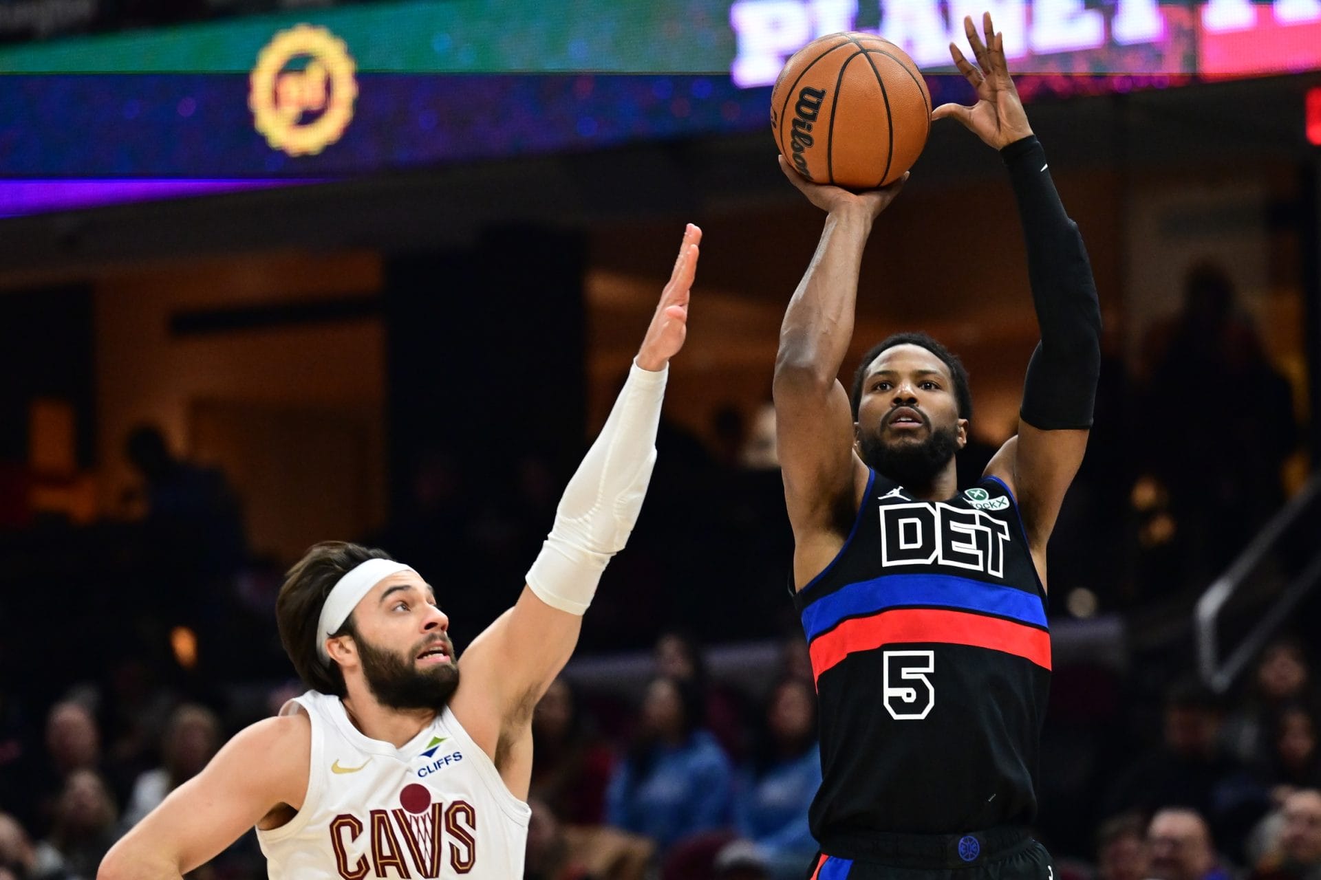 Malik Beasley lanza a canasta
