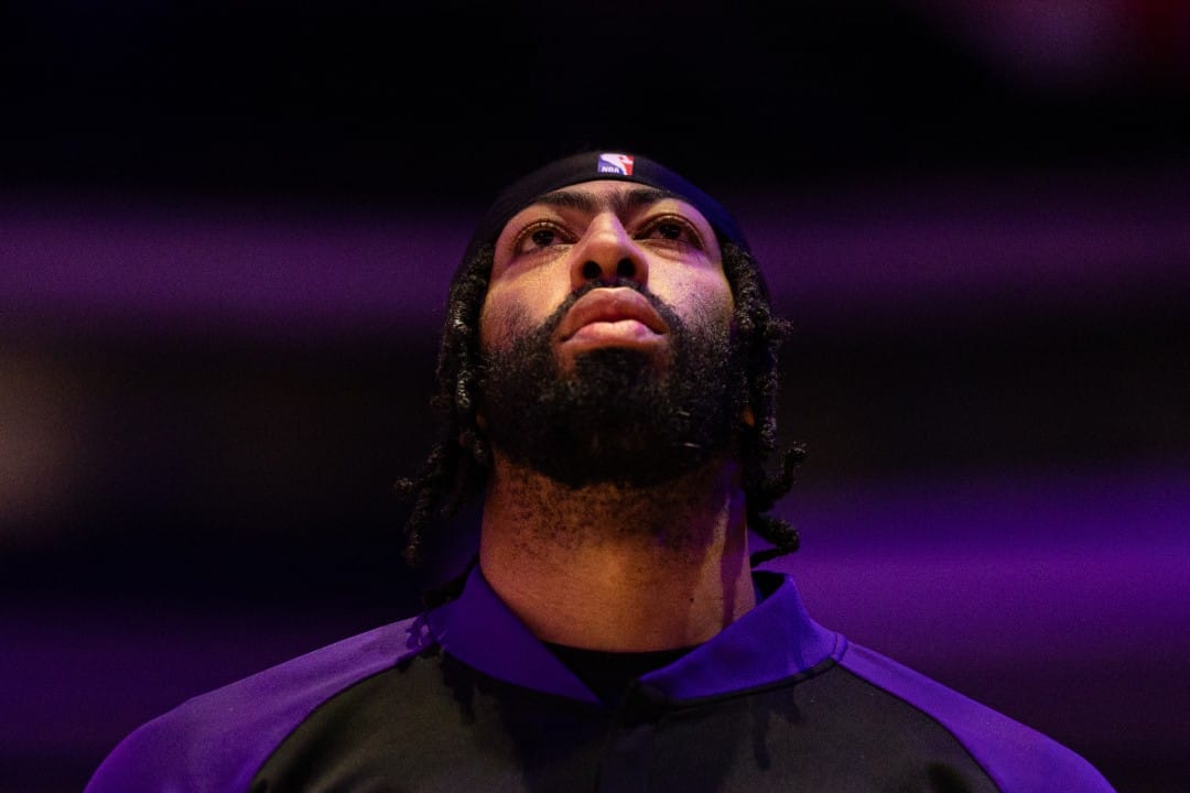 Anthony Davis durante la ceremonia prepartido.