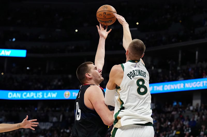 Porzingis tapona a Jokic