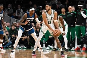 Tatum defendido por McDaniels