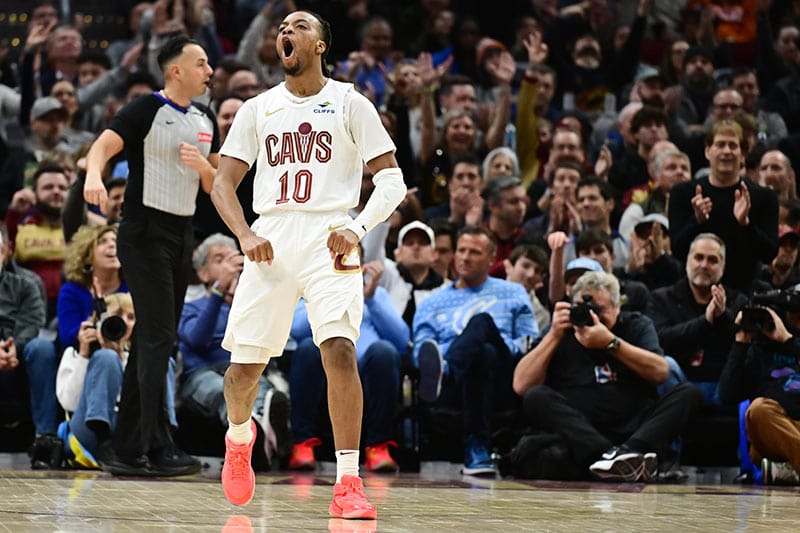 Darius Garland celebra una canasta