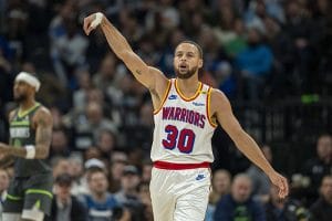 Curry anota un triple