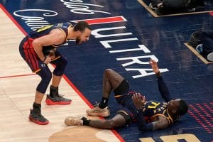 Curry celebra junto a Schröder
