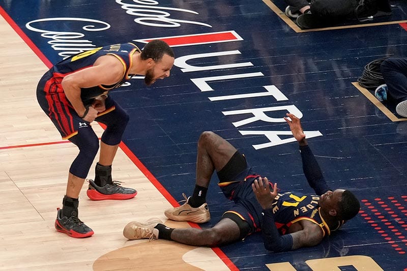Curry celebra junto a Schröder