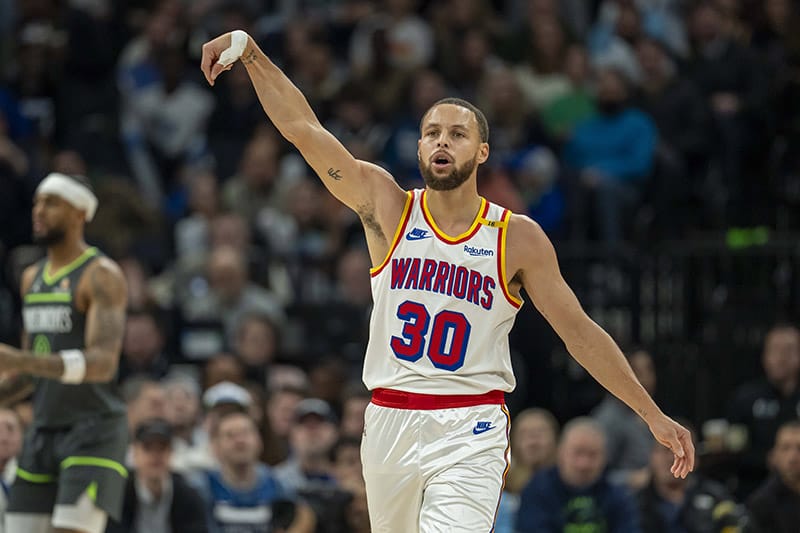 Curry anota un triple