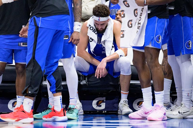 Klay Thompson, hundido en el banquillo