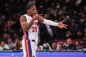 Marcus Sasser celebra una canasta