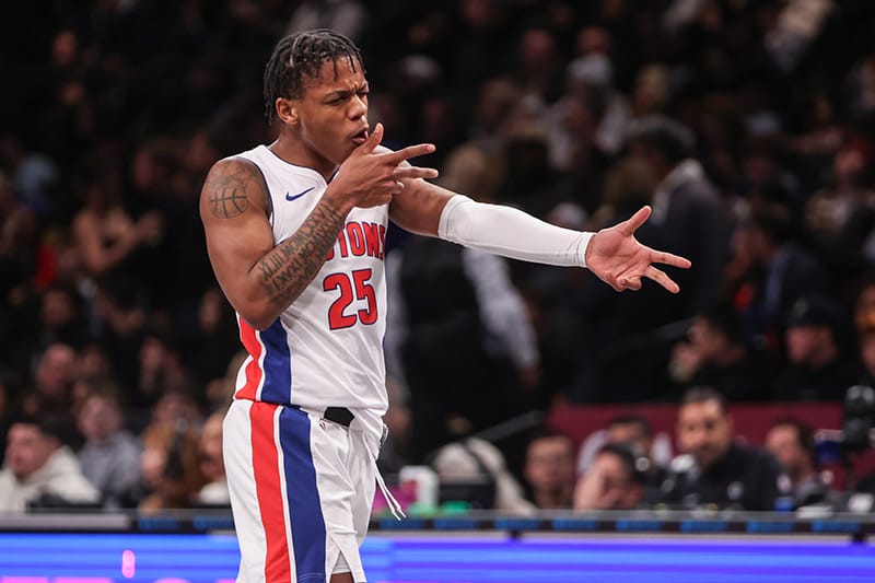 Marcus Sasser celebra una canasta