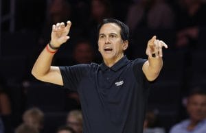 Spoelstra da órdenes desde el banquillo