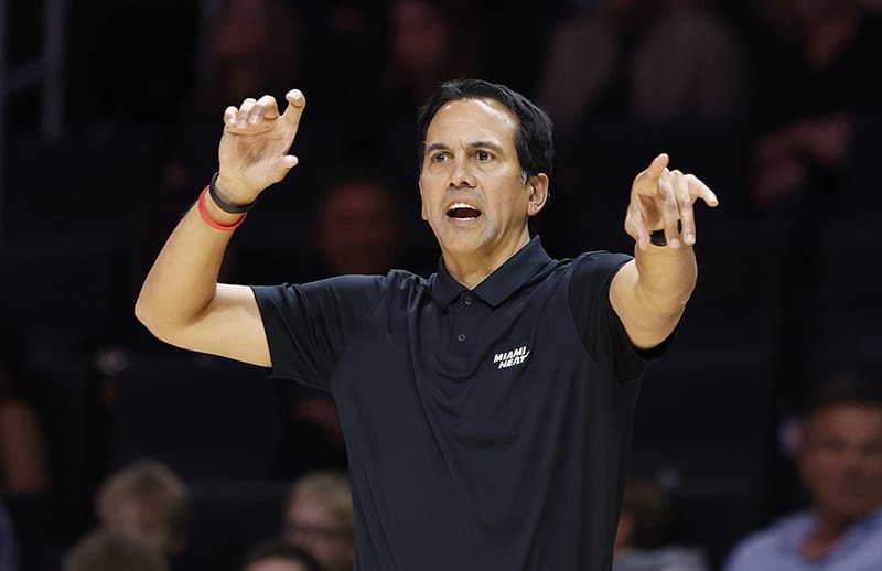 Spoelstra da órdenes desde el banquillo