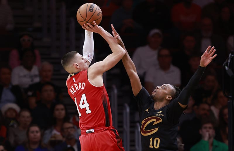 Herro lanza sobre Garland