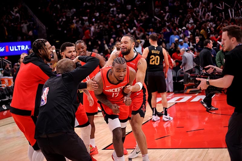 Los Rockets celebran el triunfo