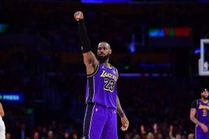 LeBron James anota un triple