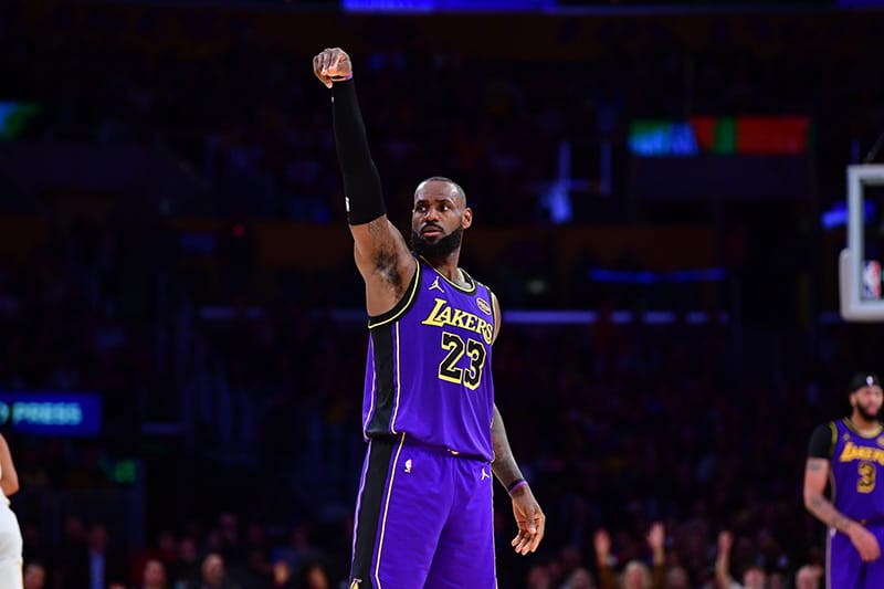 LeBron James anota un triple