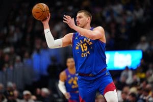 Jokic pasa el balón