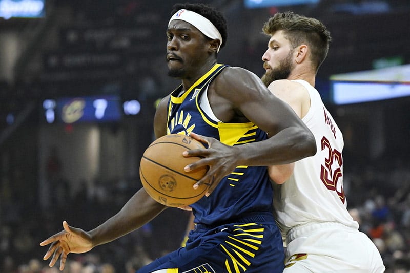 Siakam ataca la defensa de Wade