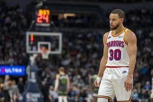 Curry ante los Wolves