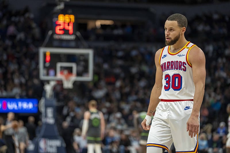 Curry ante los Wolves