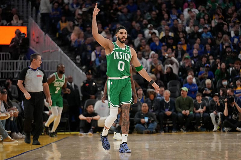 Tatum celebra un trple
