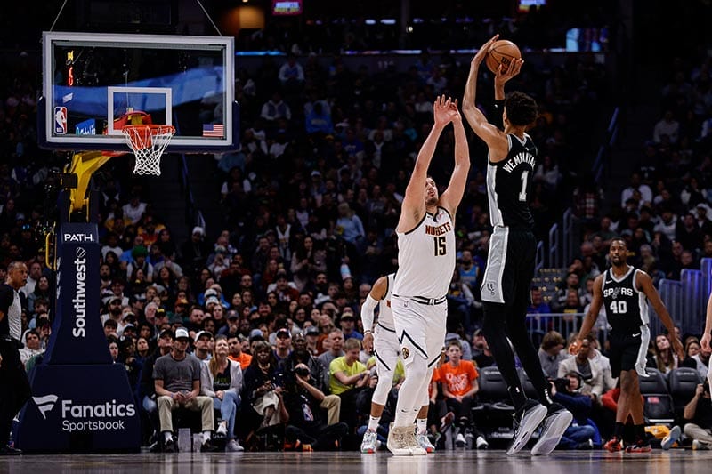 Wembanyama anota un triple sobre Jokic
