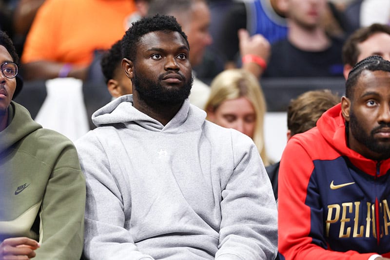 Zion Williamson en el banquillo