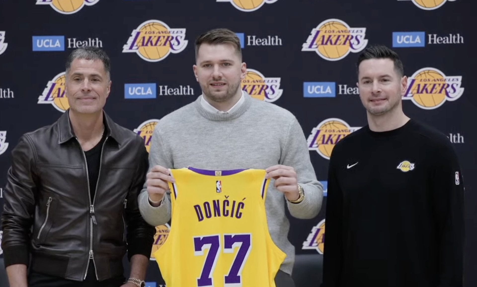 Luka Doncic posa como nuevo jugador de los Lakers