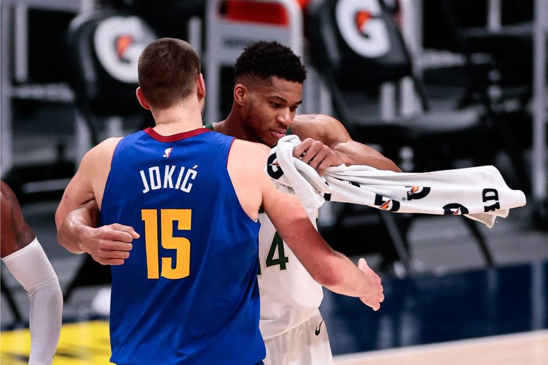 Nikola Jokic y Giannis Antetokounmpo se abrazan tras un Bucks vs Nuggets.