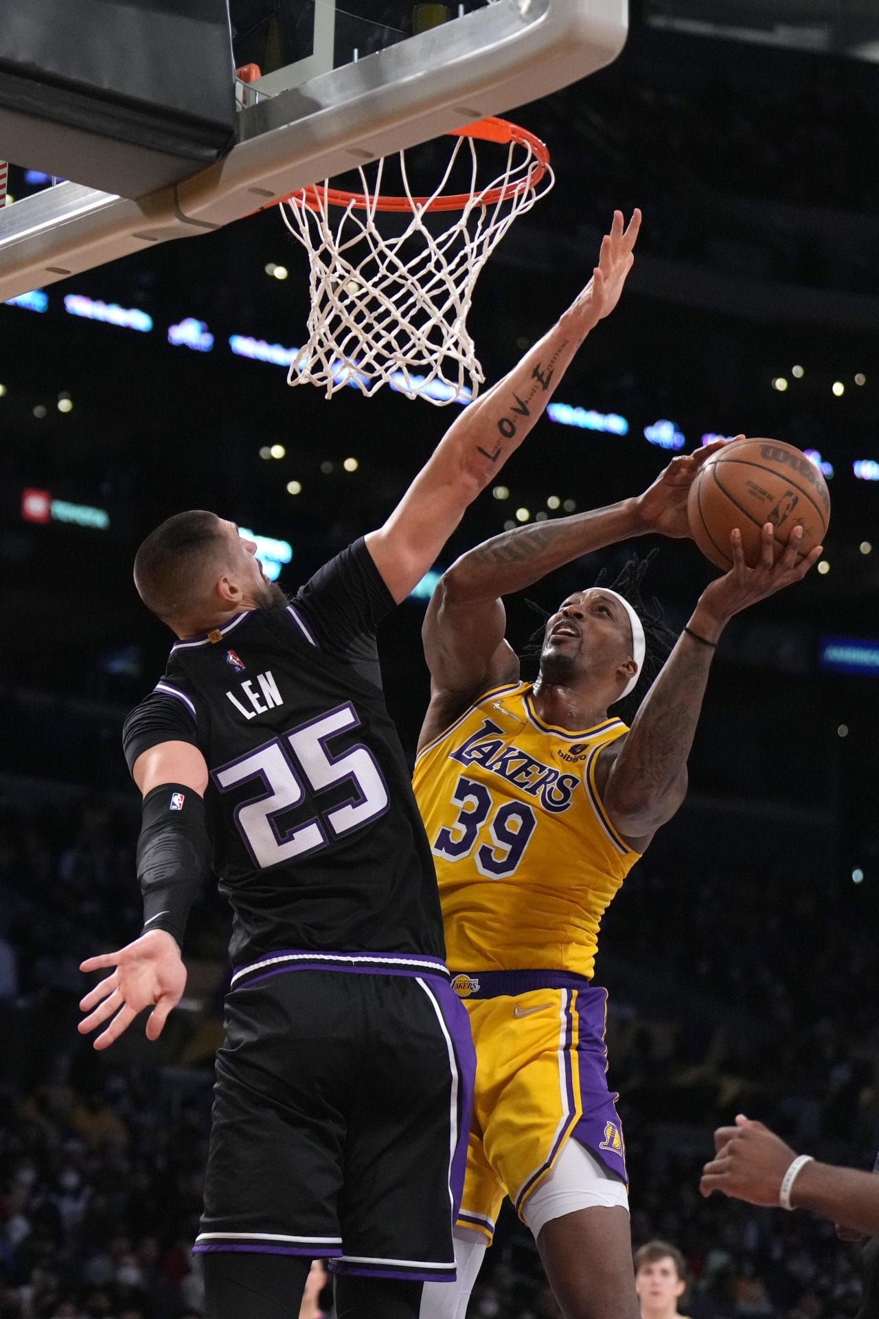 Alex Len ficha por los Lakers