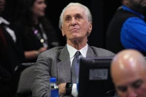 Pat Riley acude a un partido como espectador.
