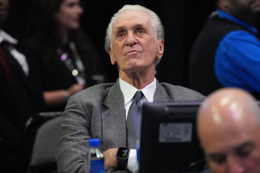 Pat Riley acude a un partido como espectador.