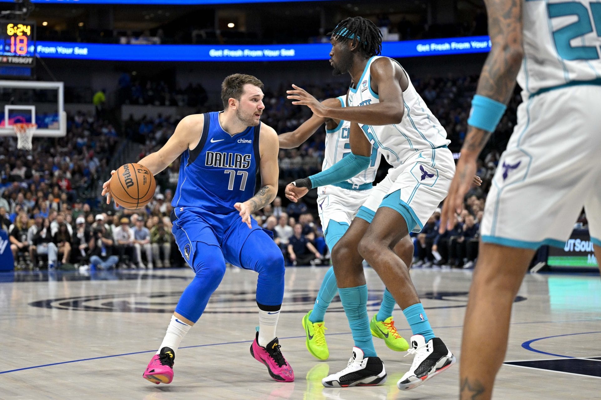 Luka Doncic y Mark Williams