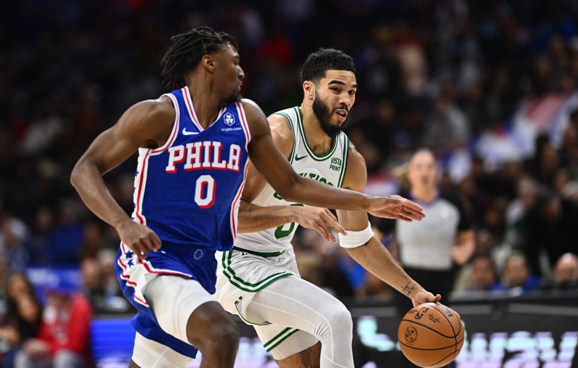 Jayson Tatum trata de superar la defensa de Tyrese Maxey