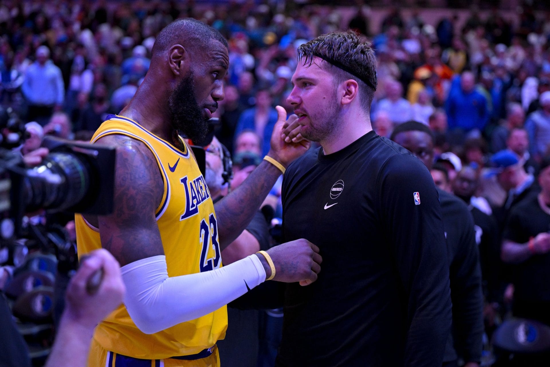 LeBron habla con Doncic